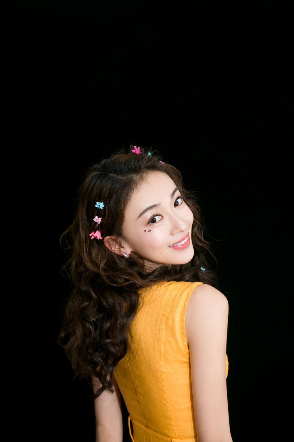 吴谨言这样穿让人看了想恋爱黄色短袖凌乱短发俏皮又甜美