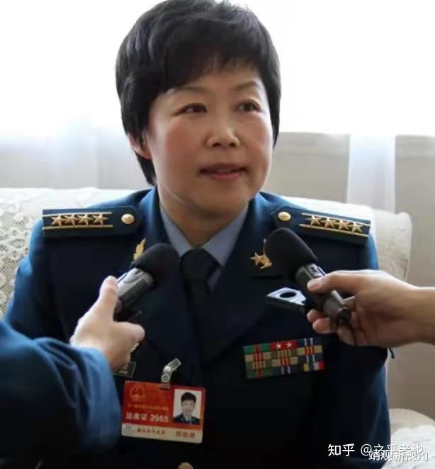 她18岁入伍,46岁成空军首位女师长,53岁授少将,现任职东部战区