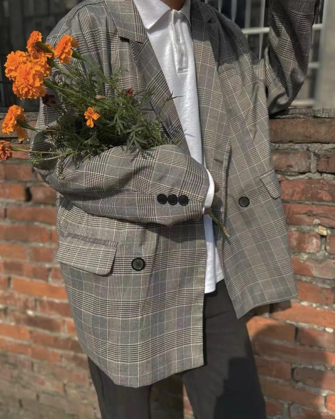 超个性的不露脸捧花的男生头像