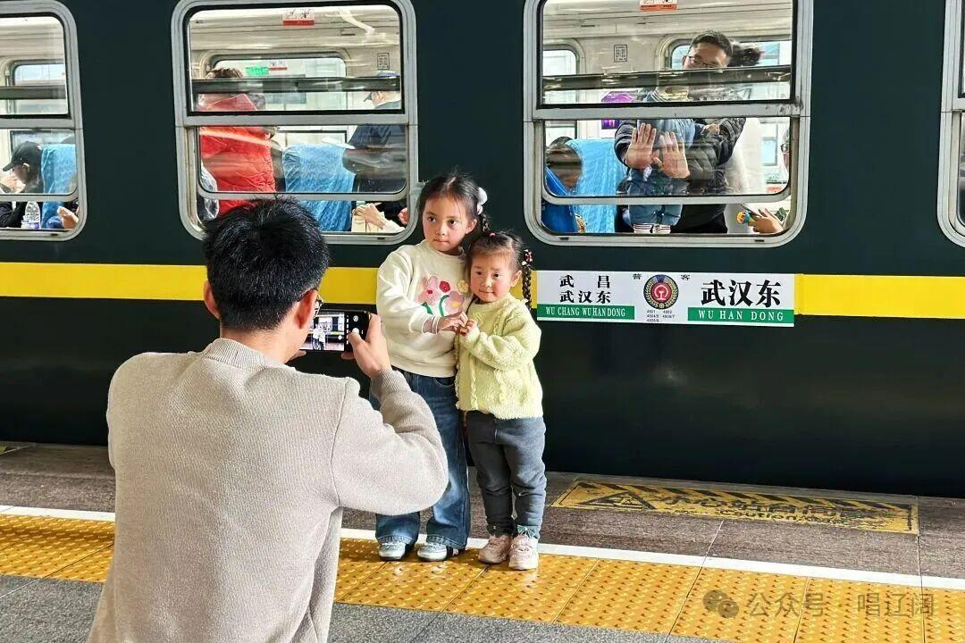 武汉铁路局最近开行的几趟武汉市内25B型火车环线爆火，这说明了什么？