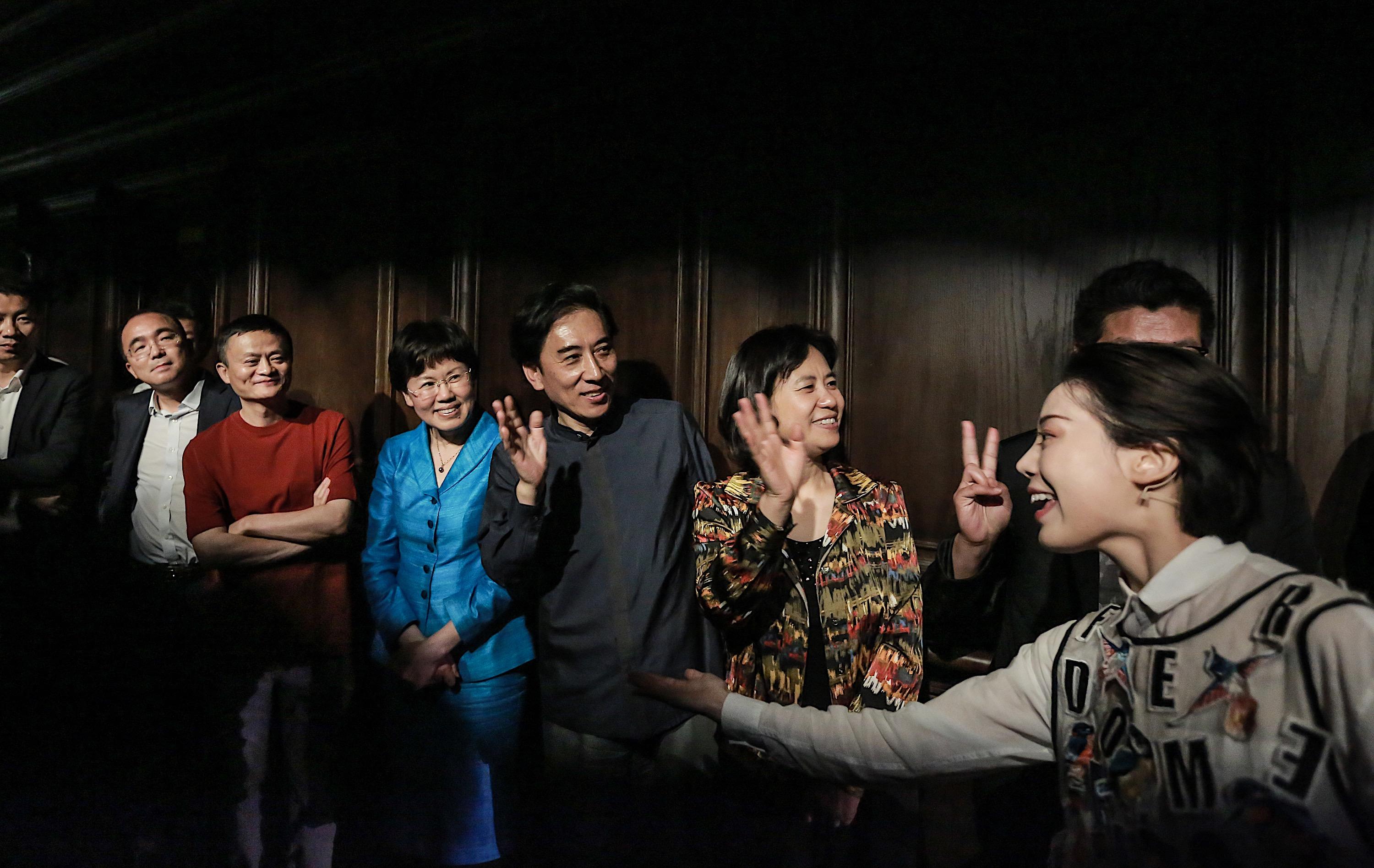 港澳游客观赏《知音号》 楚天都市报李辉 摄演员就在观众身边《知音号