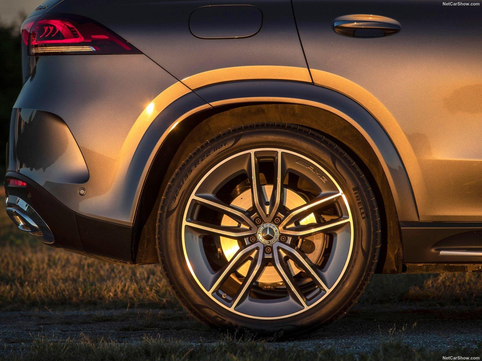 到后来,这个gle以及最新发布不久的新cla,奔驰的新一代外饰设计真让我