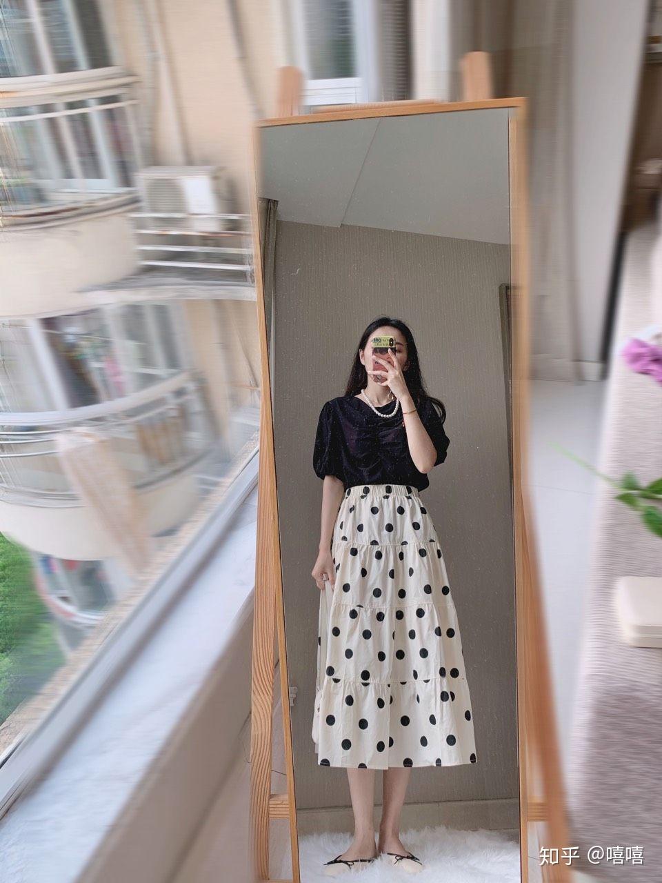 白色波点半身裙搭配什么上衣好看? - 知乎