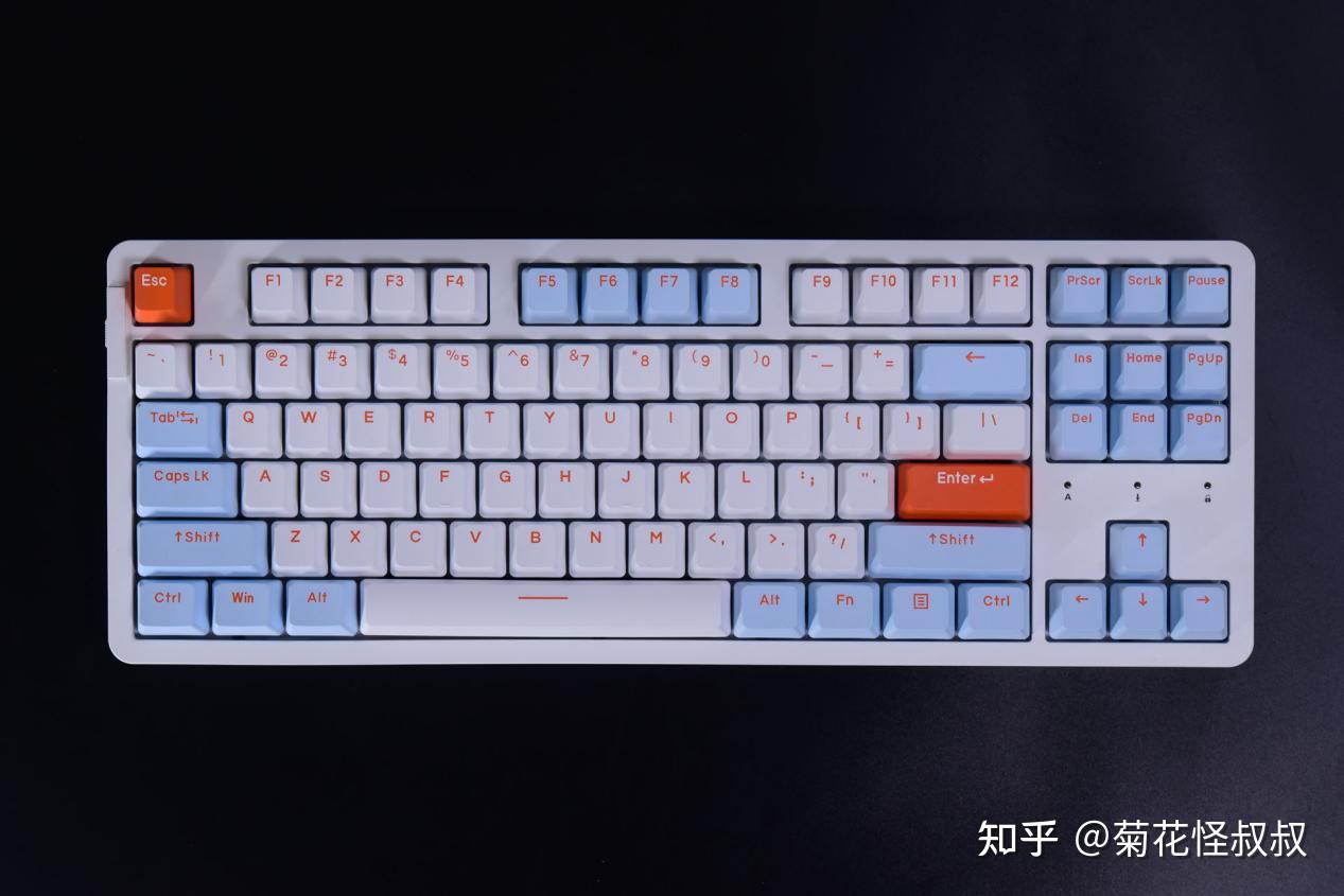 达尔优a87 pro单模的配色和三模的有点不同,一个是白桃粉,一个是手上