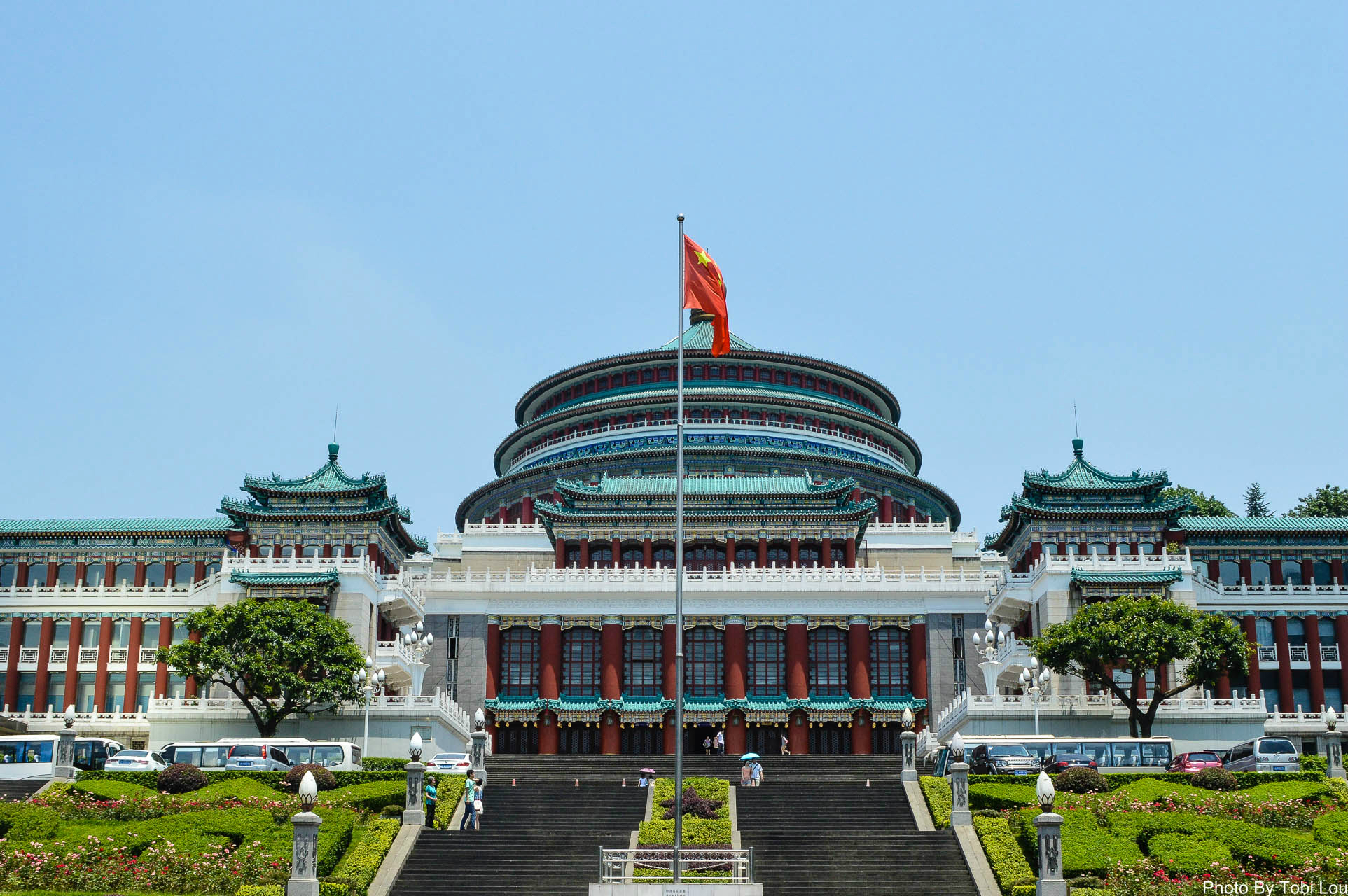 位于重庆人民大礼堂中轴线上,共5层,展厅面积23225平方米.