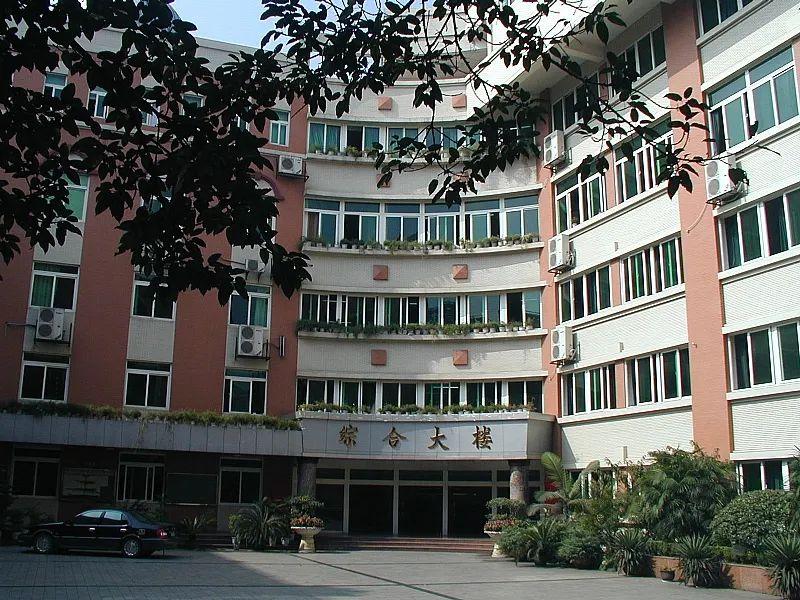 01学校简介重庆市渝高中学校,始建于 1957 年,是重庆市重点中学,首批