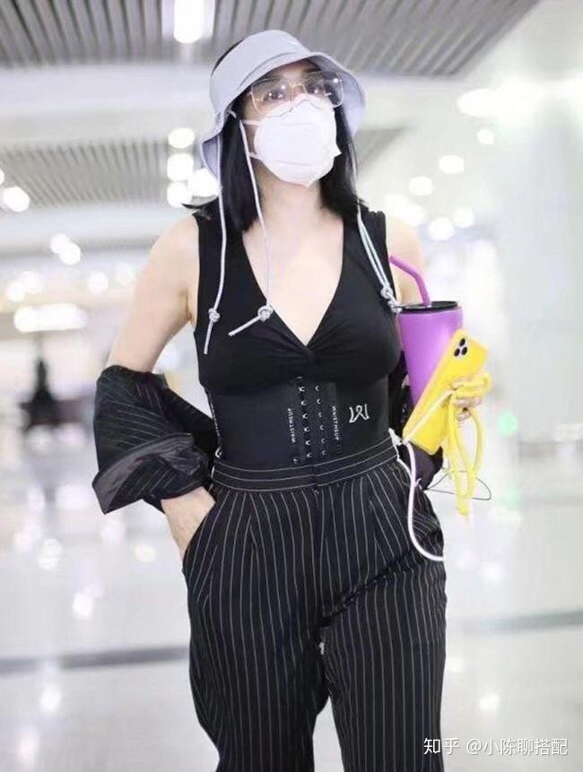 49岁钟丽缇对自己好狠,穿吊带用束腰使劲勒肉,腰细了看着却难受