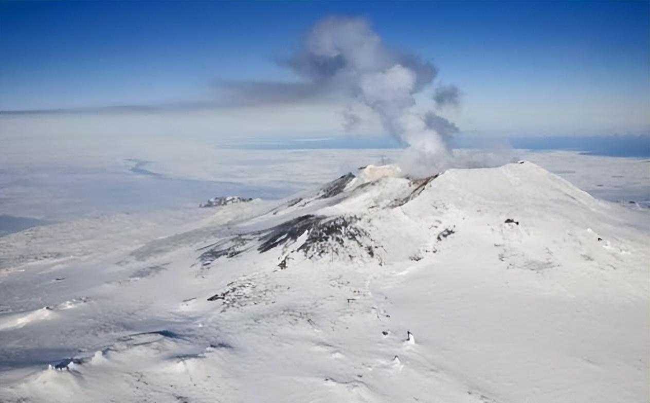 罕见 南极埃里伯斯火山持续喷发