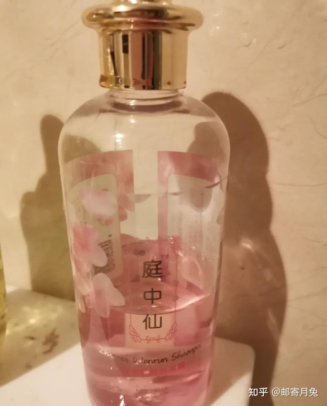 我是用的庭中仙的洗发水,之前先用过他们家的身体乳,冬天很保湿,我一