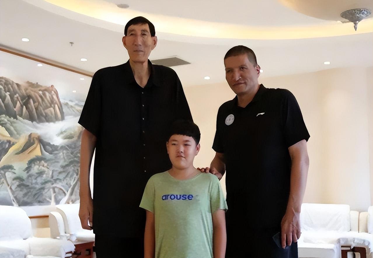 中国第一巨人鲍喜顺，不顾医生的建议执意生子，如今儿子多高了？ 知乎
