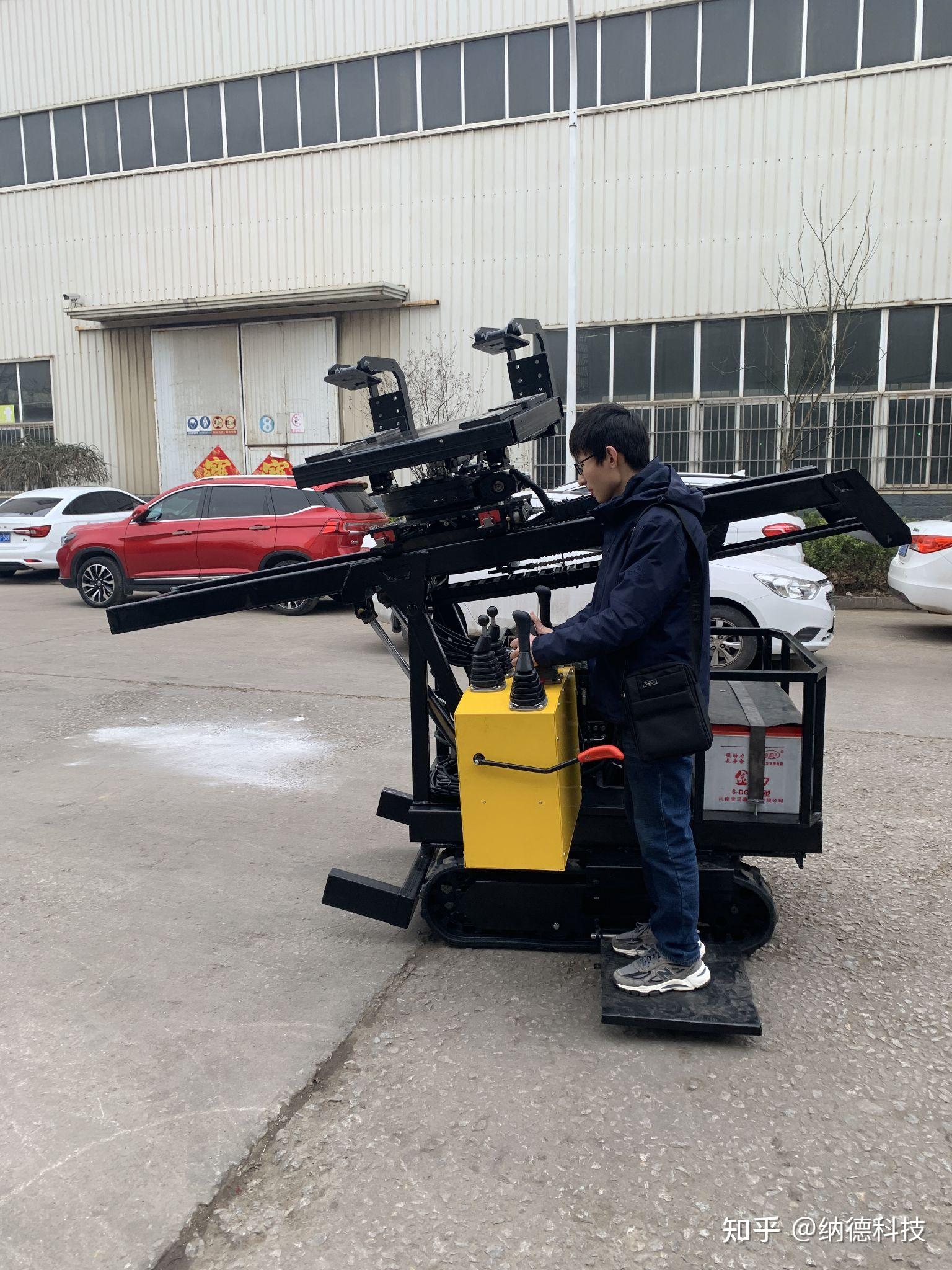 4在两块轻质墙板的一边榫边抹一道水泥,另一边榫边抹一道聚合物砂浆.