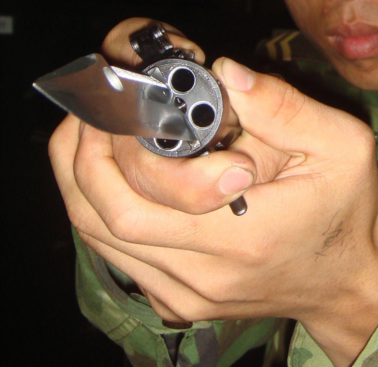 很奇怪的是,外军的匕首枪是反