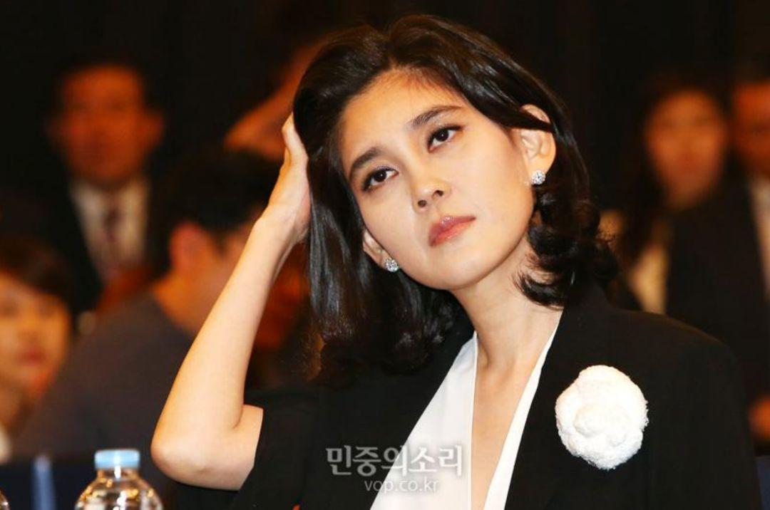 最为人熟知的,大概就是李妍贤的姑妈(新罗酒店社长李富真)被她的保卫