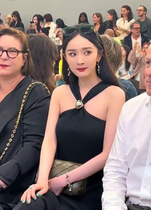 杨幂巴黎时装周近照翻车泪沟法令纹太抢镜生图暴露真实年龄