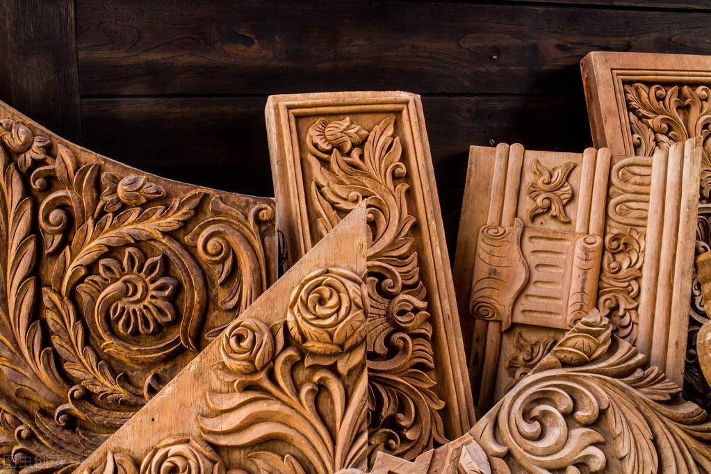 但是木制工艺品其实与一般的木制家具不同,木制工艺品比较喜阴湿,对于