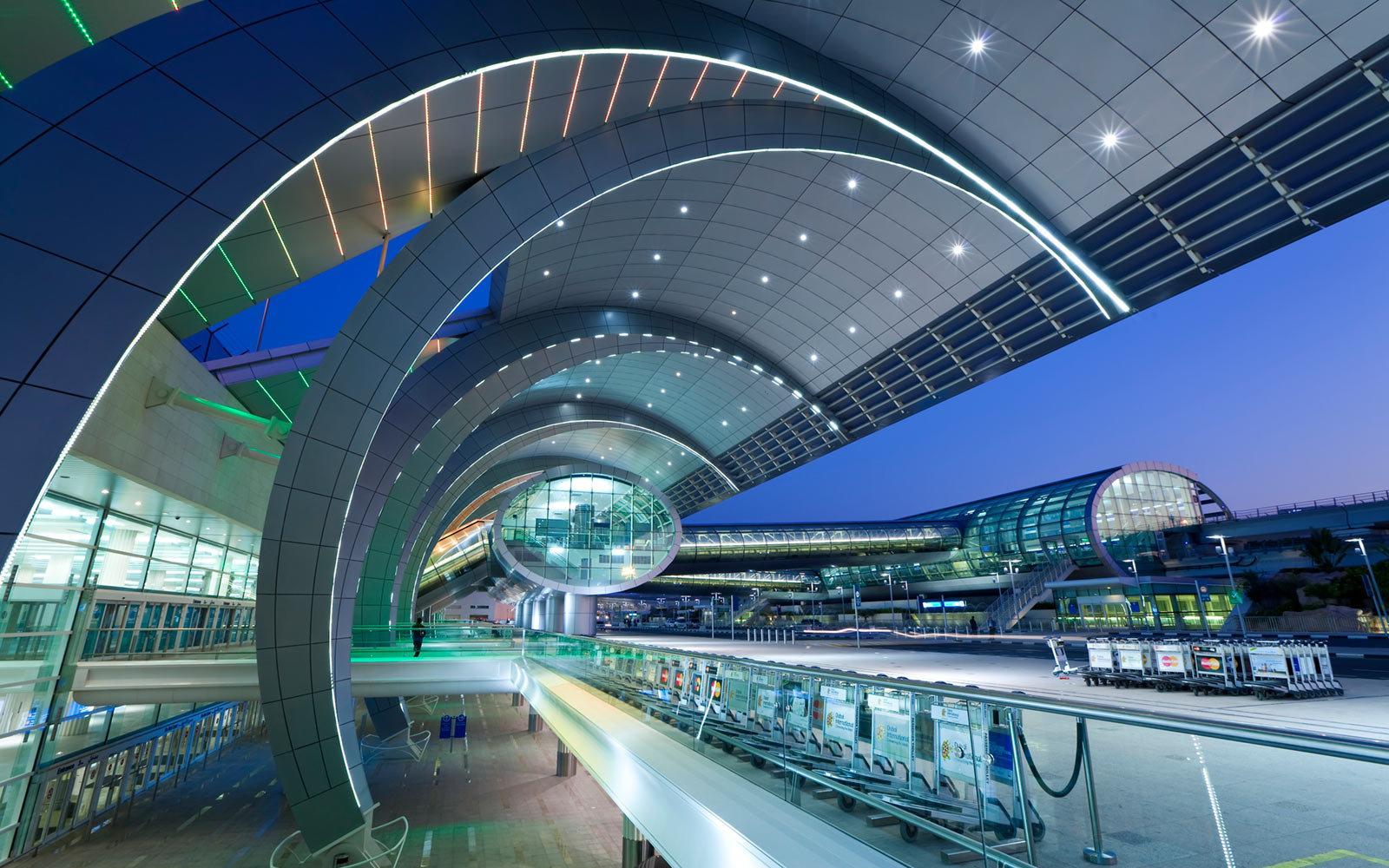 【携程攻略】迪拜国际机场，此次阿联酋旅行来回有幸乘坐阿联酋航空空客A380，进入迪拜机场，发现…