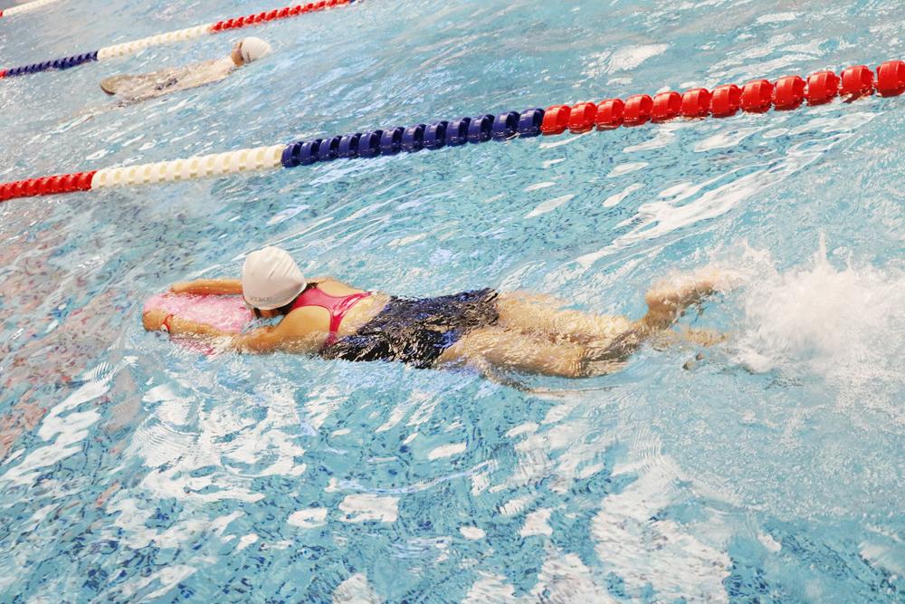 女生学游泳如何增强体力