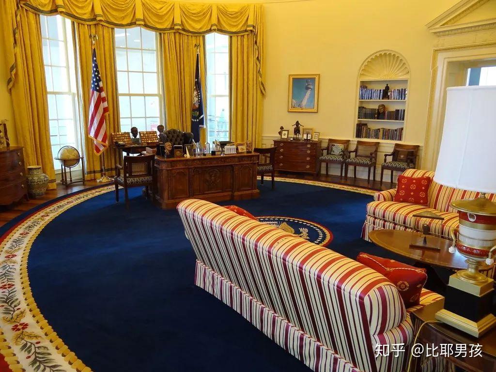 她还被安排把分类后的信件送到白宫西翼,也就是椭圆形办公室——美国