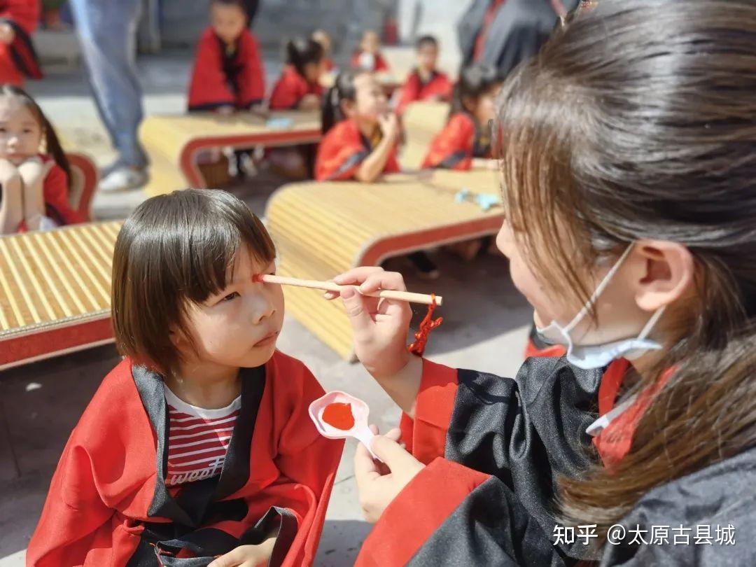 太原古县城桐封书院开笔礼正衣冠朱砂开智击鼓明智启蒙描红感恩鞠躬
