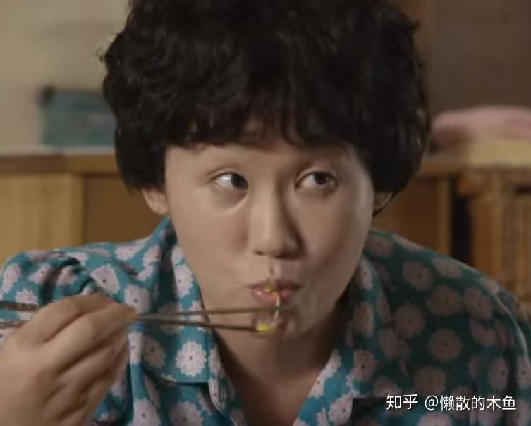 去世只靠着点抚恤金艰辛拉扯儿女的温柔慈母善宇妈,她的大名是金善英