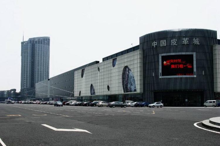 佟二堡第三代皮草人