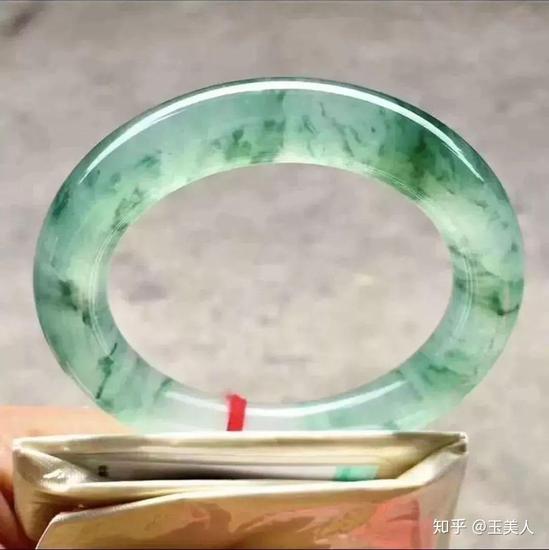 翡翠真的能越戴越透吗 v2-9a8ec0540923f5b2464a0df248e8153f_r.jpg