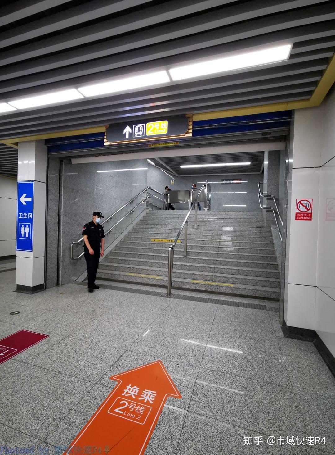 彭城广场站站厅层,出入口编号已经编到了13号口,但实际对外开放的只有