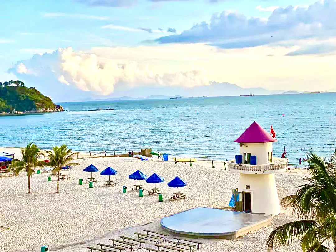 这个小众酒店就是惠东金海湾乌斯环亚度假酒店,位于广东省惠州市巽寮