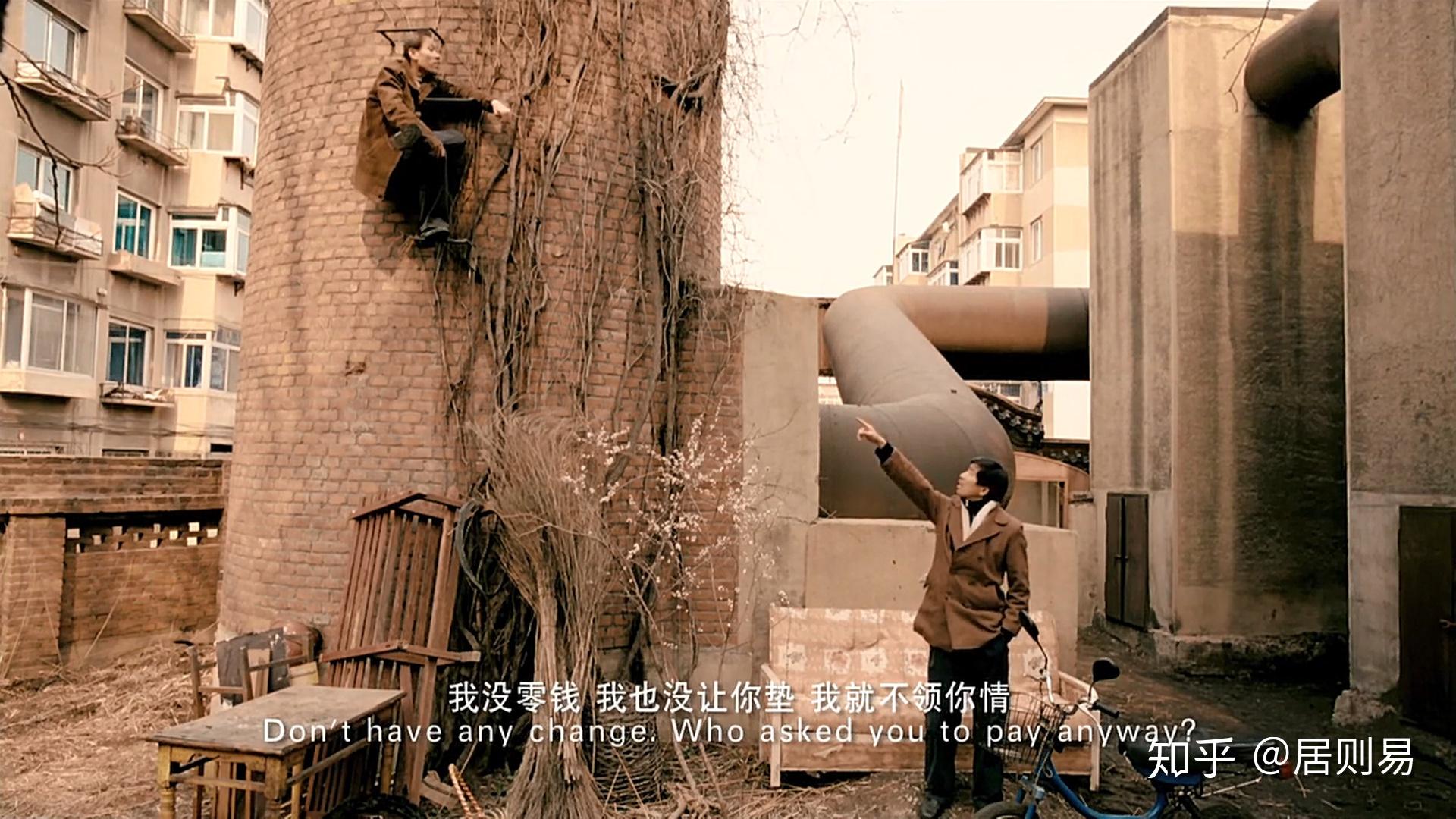 无所事事的胖头混迹于牌桌,因偷牌被发现而被人追着要钱.