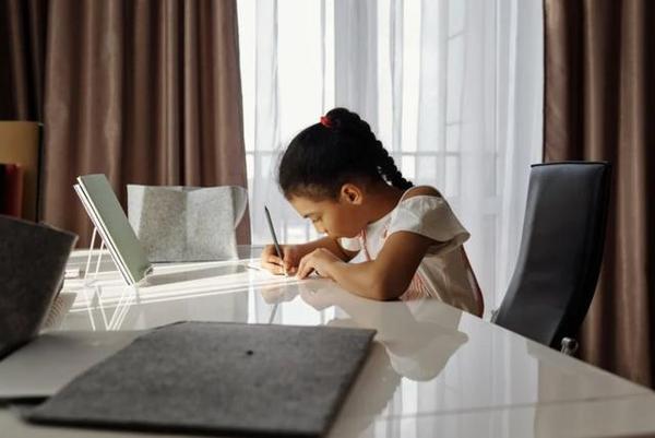 装摄像头监督孩子学习无孔不入的爱也是一种伤害