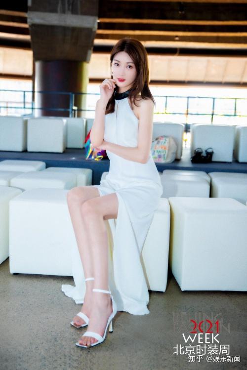 刘美旗白色连衣裙现身2021北京时装周彰显时尚清新范儿