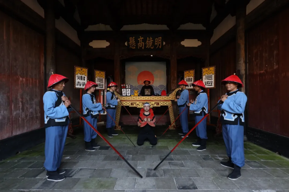 余平方米,两进厅,五开间,四根纵梁与横梁形成一个井字顶,使公堂显得