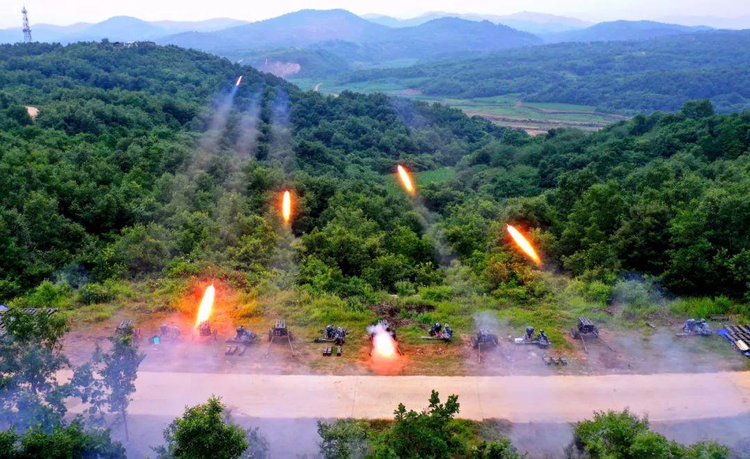 谋战,紧贴实战砺"教头"6月下旬空降兵部队组织千余名空降空投干部骨干