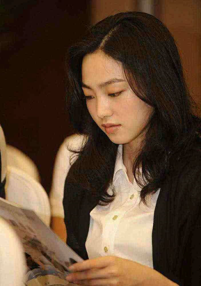 这位女孩,就是龙光地产的现任ceo——纪凯婷.