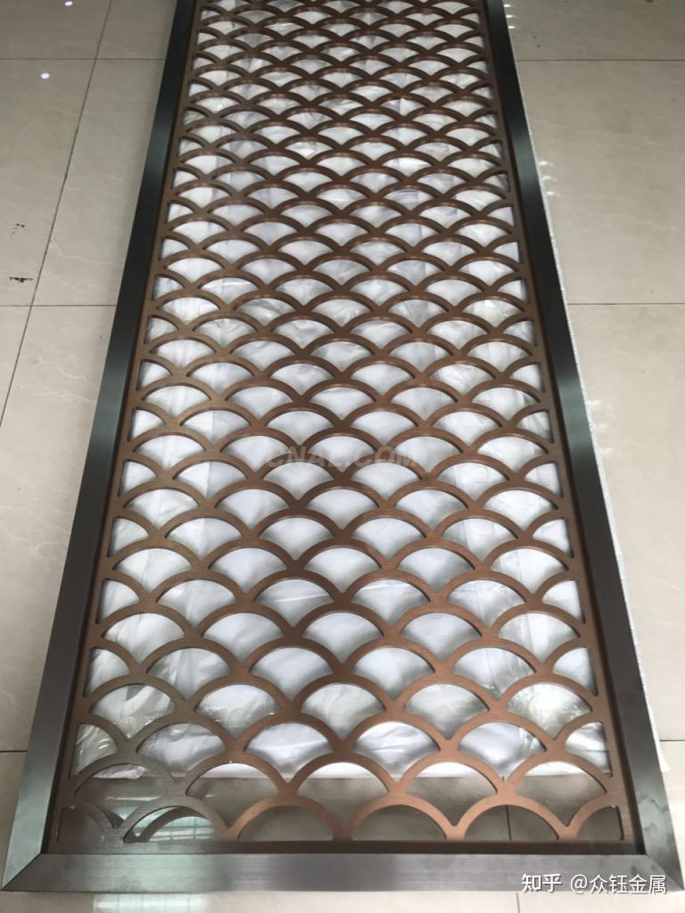 一款经典的铝板雕刻鱼鳞屏风好看不贵