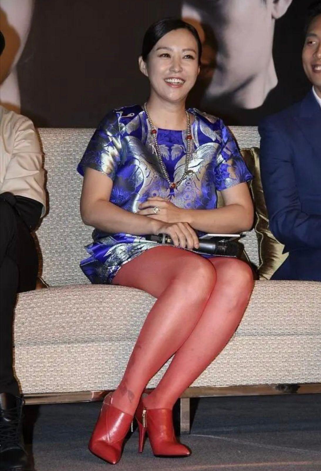 但是各种颜色的丝袜,却似有种很浓厚的大妈感,不管是搭配多么高级有