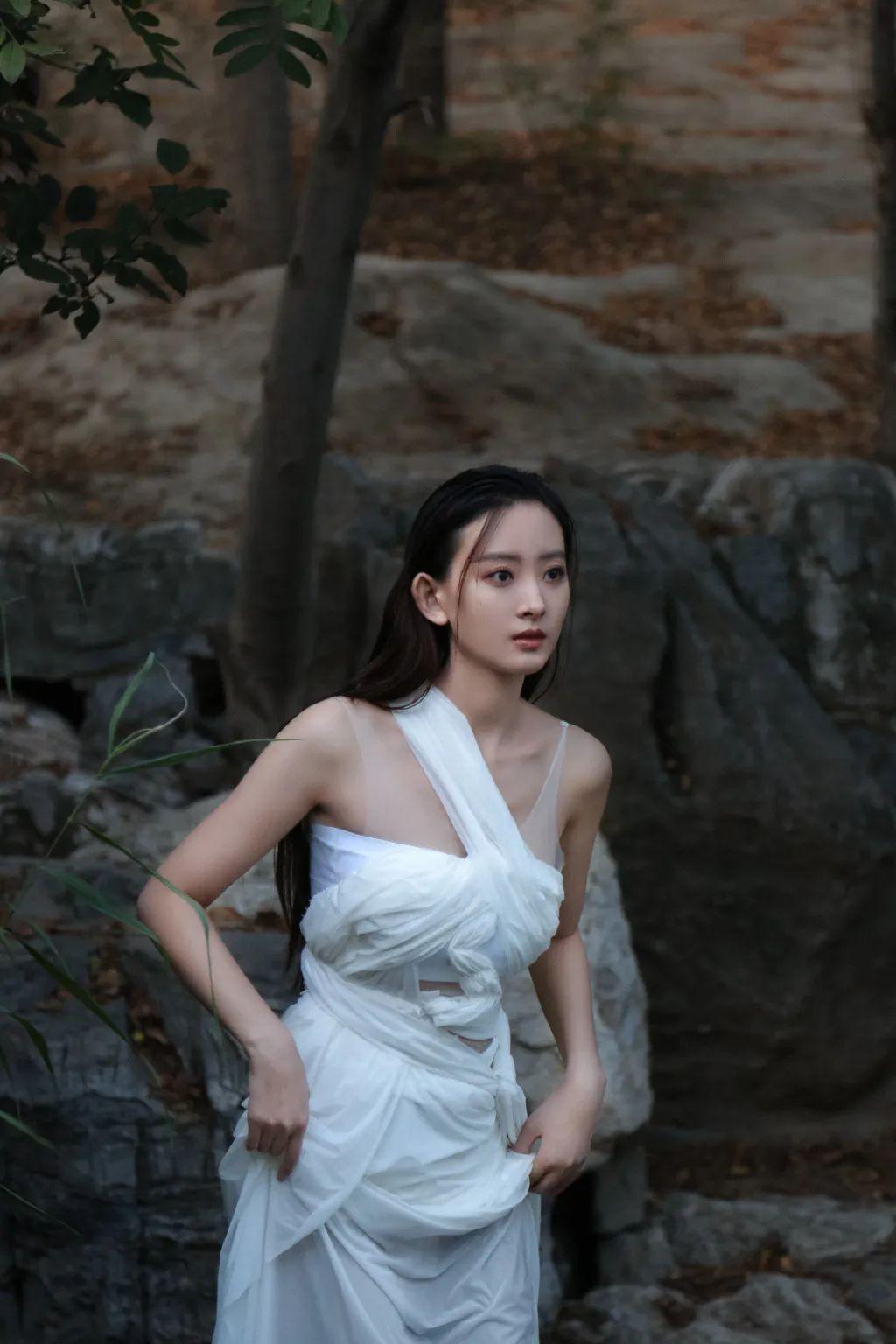 代文雯,唯美秋色,吊带红裙,溪涧美照 - 知乎