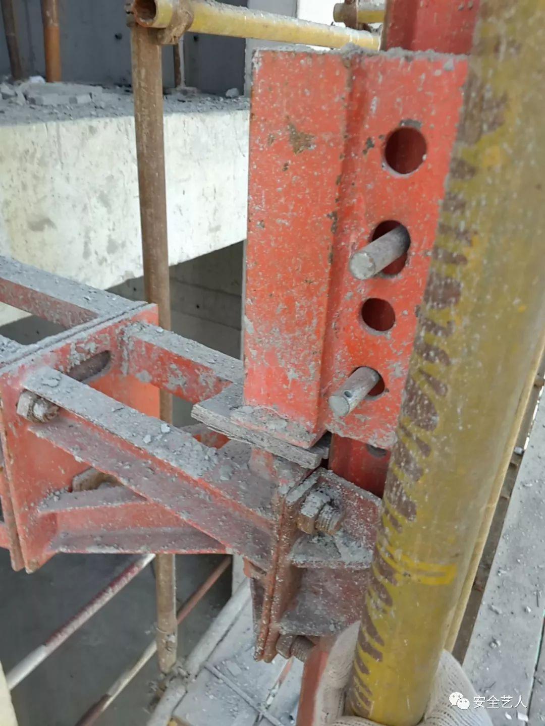 半钢爬架,没有设置二道翻版使用工况下,爬架没有进行卸荷,电动葫芦