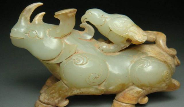 里面有一条白线似的纹理贯通角的首尾,被看作为灵异之物,故称"灵犀"