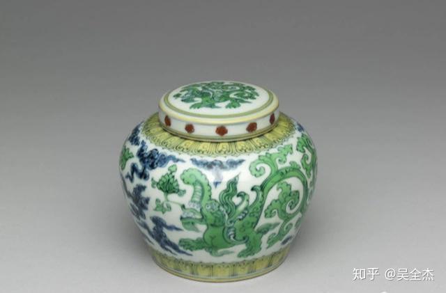 台北故宫馆藏明成化青花斗彩瓷器