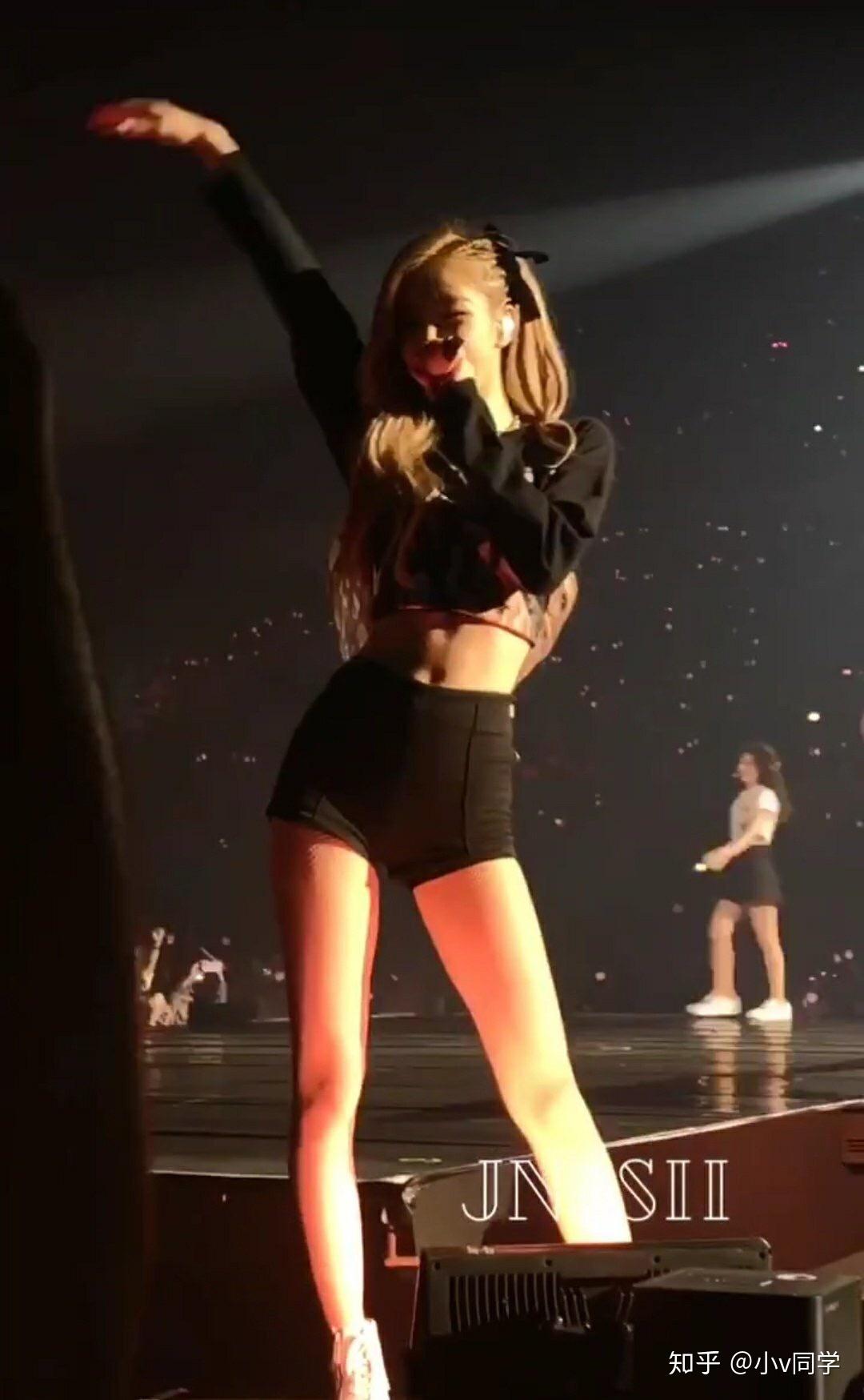 从图上目测朴彩英目前的身高?