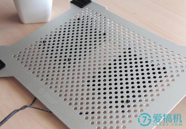 风扇预留四个卡扣点,只需轻轻地将风扇弹片捏压,将四个卡扣对准散热孔