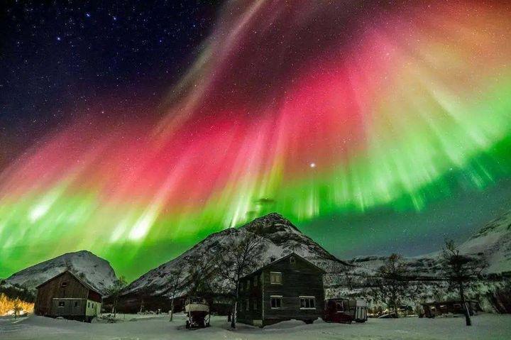 炫丽极光闪耀新疆和黑龙江的夜空但是这里的极光为何是红色的