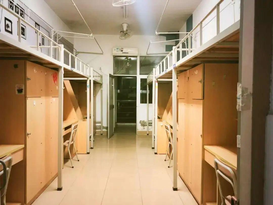 福建工程学院宿舍有四人间,六人间,八人间三种规格,实行公寓化管理
