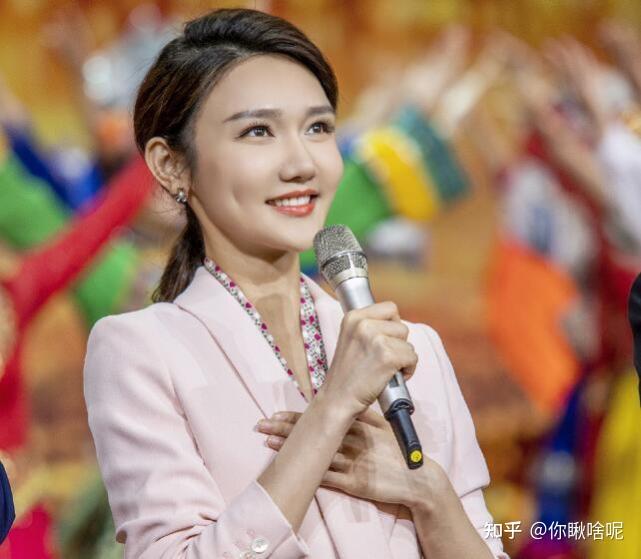 央视“财经小姐”龙洋:32岁仍单身未婚,热爱家乡湖南郴州(央视龙洋个人资料简介)