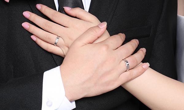 男生结婚戒指戴哪个手结婚戒指戴法指南