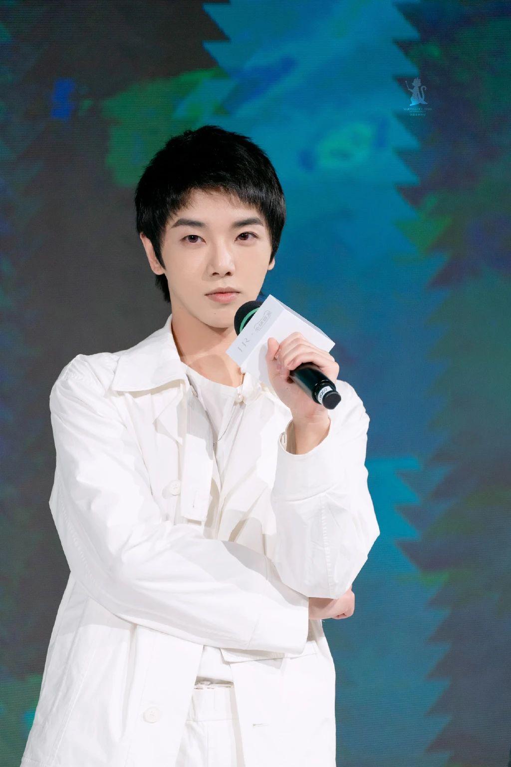 华晨宇上海见面会壁纸送上笑起来好看的要命