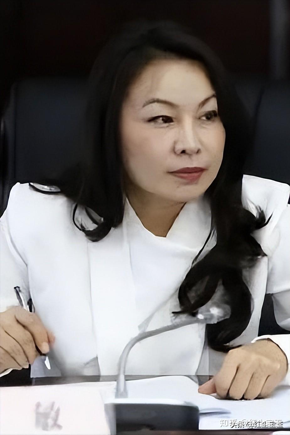 这张落马女官员的合影:有的陪睡,有的捞钱,有的免