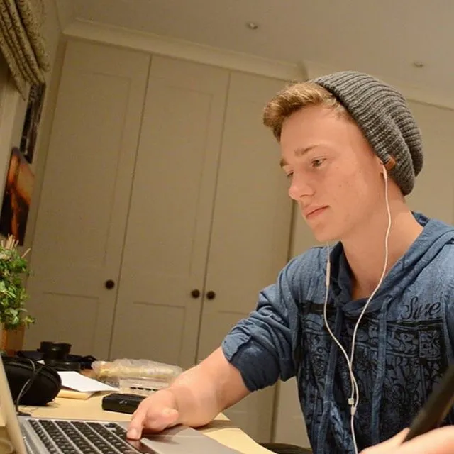 英国残疾帅哥直播撩妹爆红抖音住豪宅月入30w中国少女疯狂表白想睡