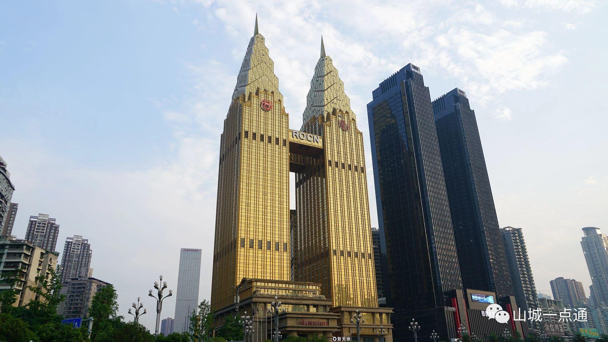双子塔位于重庆市南岸区南滨路海棠烟雨公园的对面,这两座摩天大楼的